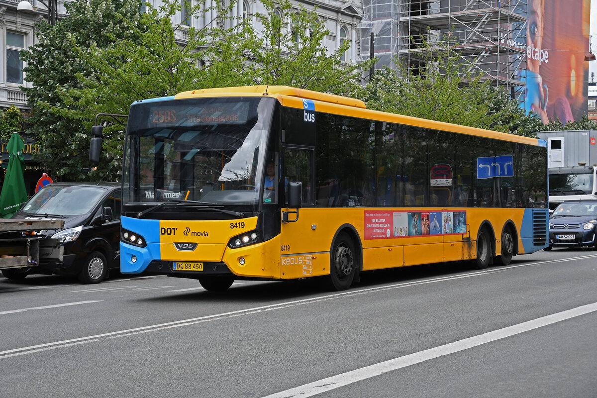 VDL Elektrobus 8419, auf der Linie 250S fährt am 27.06.2023 durch die Vesterbrogade.