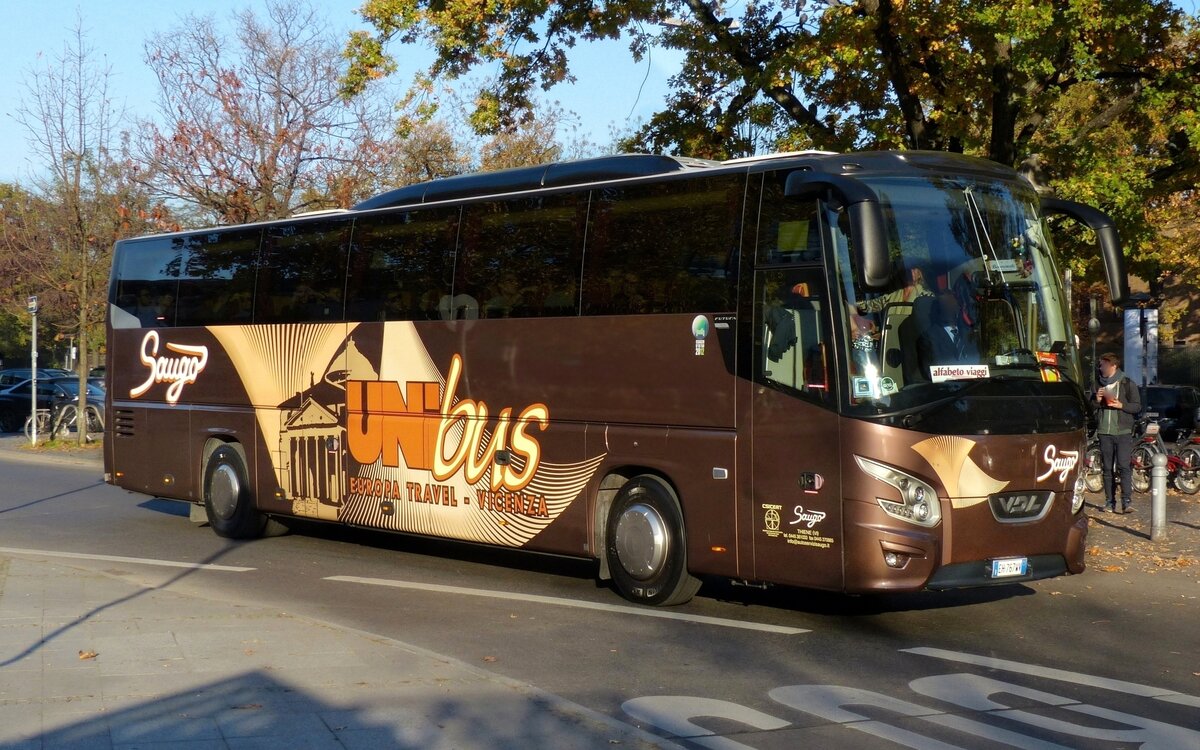 VDL Futura - autoservizi Saugo & UNIbus aus Italien, Berlin-Hardenbergplatz im November 2015.