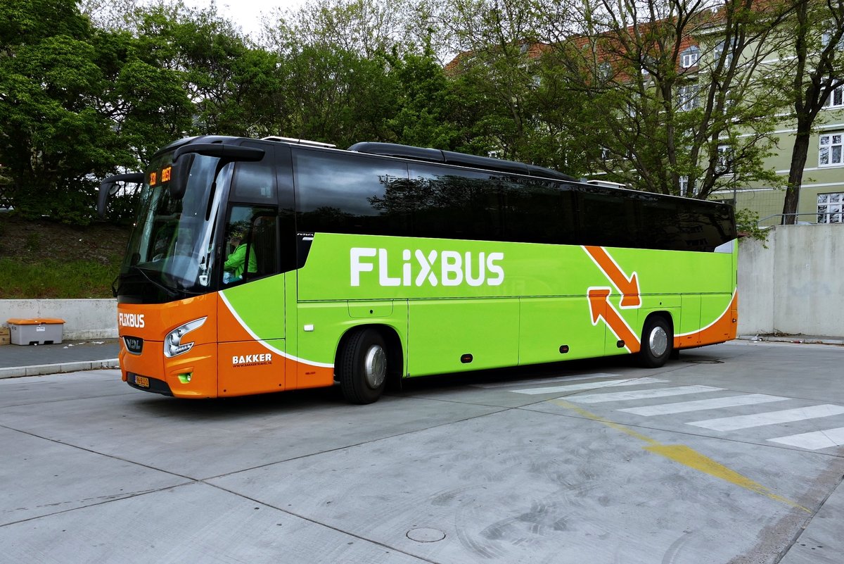 VDL Futura von Flixbus /Bakker Travel(NL), zu Besuch am ZOB -Berlin im April 2019.