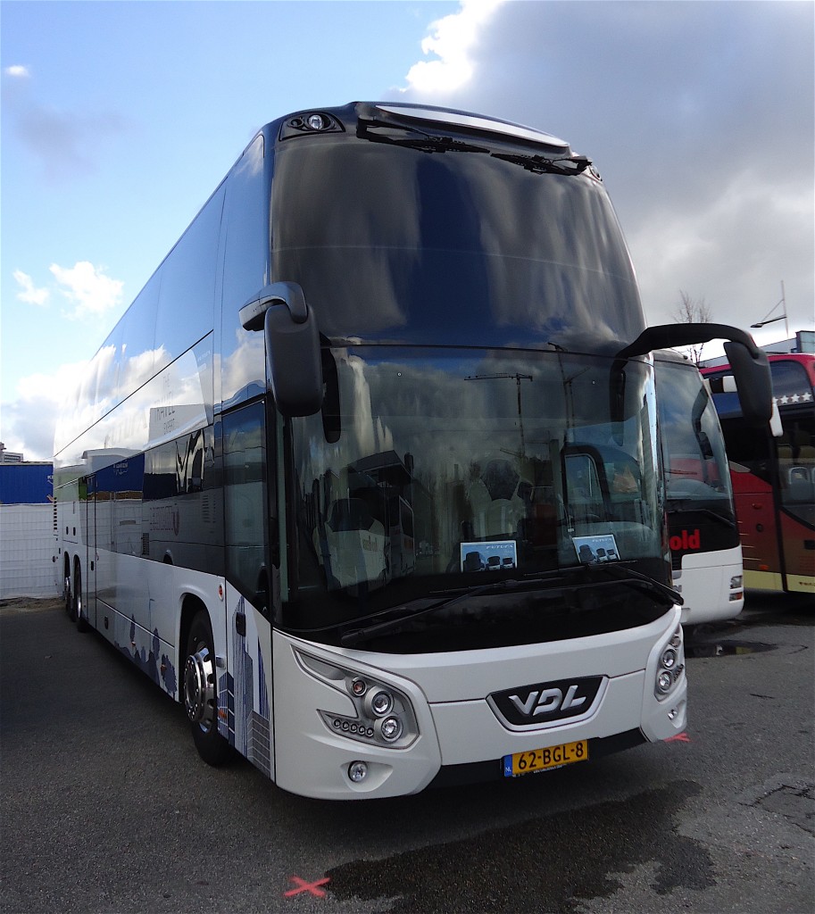 VDL Futura2 présenté lundi 23 novembre 2015 sur la place de parc réservée aux cars amenant les visiteurs de la Ziebelemärit