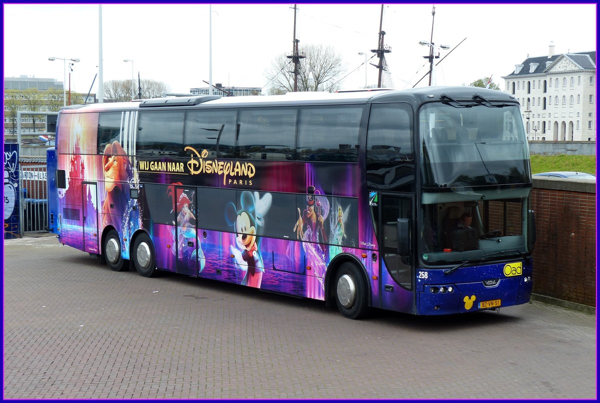 VDL Synergy SDD.141 von Oad Reizen 'Disneyland', Amsterdam im April 2015.