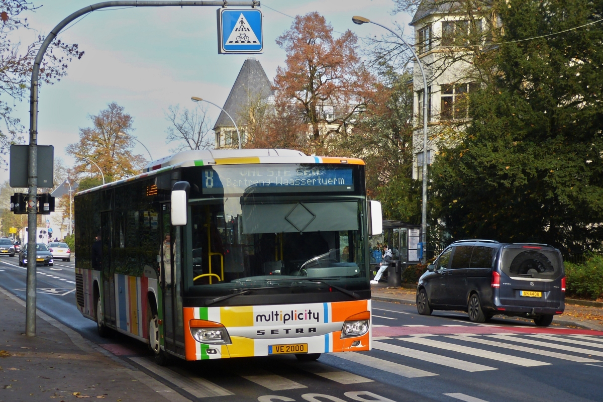 VE 2000, Setra S 415 NF, des VDL in den Straßen der Stadt Luxemburg unterwegs. 10.11.2021