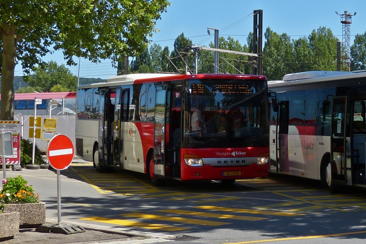 VE 2005, Setra S 415 UL von Voyages Ecker, ist als SEV von Ettelbrck nach Drauffelt im Eisatz. Aufgenommen in Ettelbrck am Bahnhof am 21.07.2020 