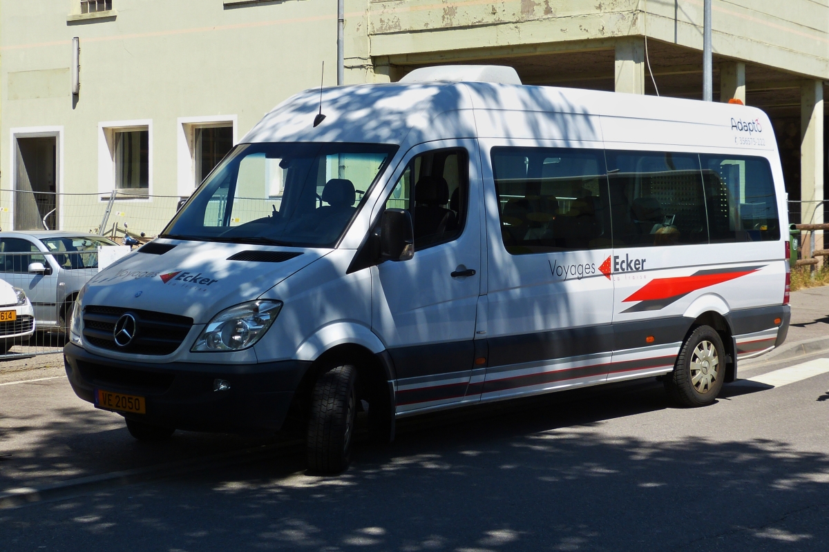 VE 2050, Mercedes Benz Sprinter von Voyages Ecker, gesehen am Bahnhof in Ettelbrck. 21.07.2020 