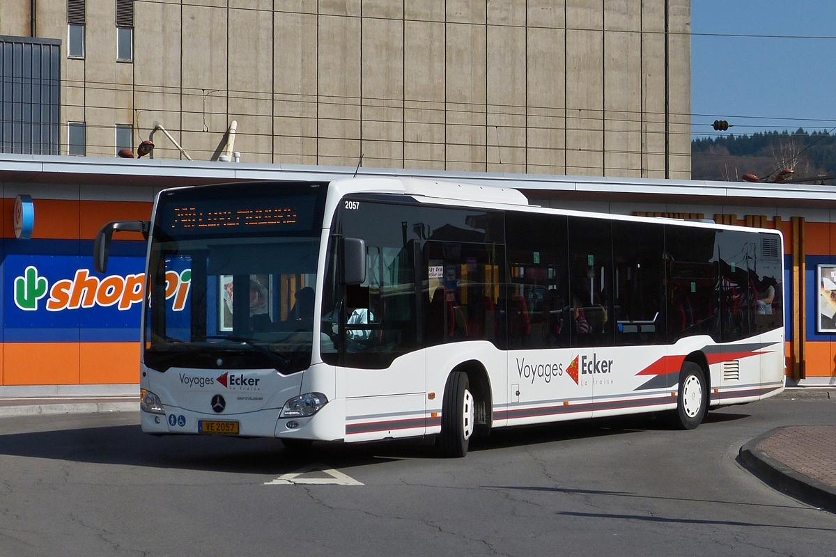 VE 2057, Mercedes Benz Citaro, des Busunternehmens Ecker verlsst gerade die Bushaltestelle am bahnhof in Mersch.  09.04.2015