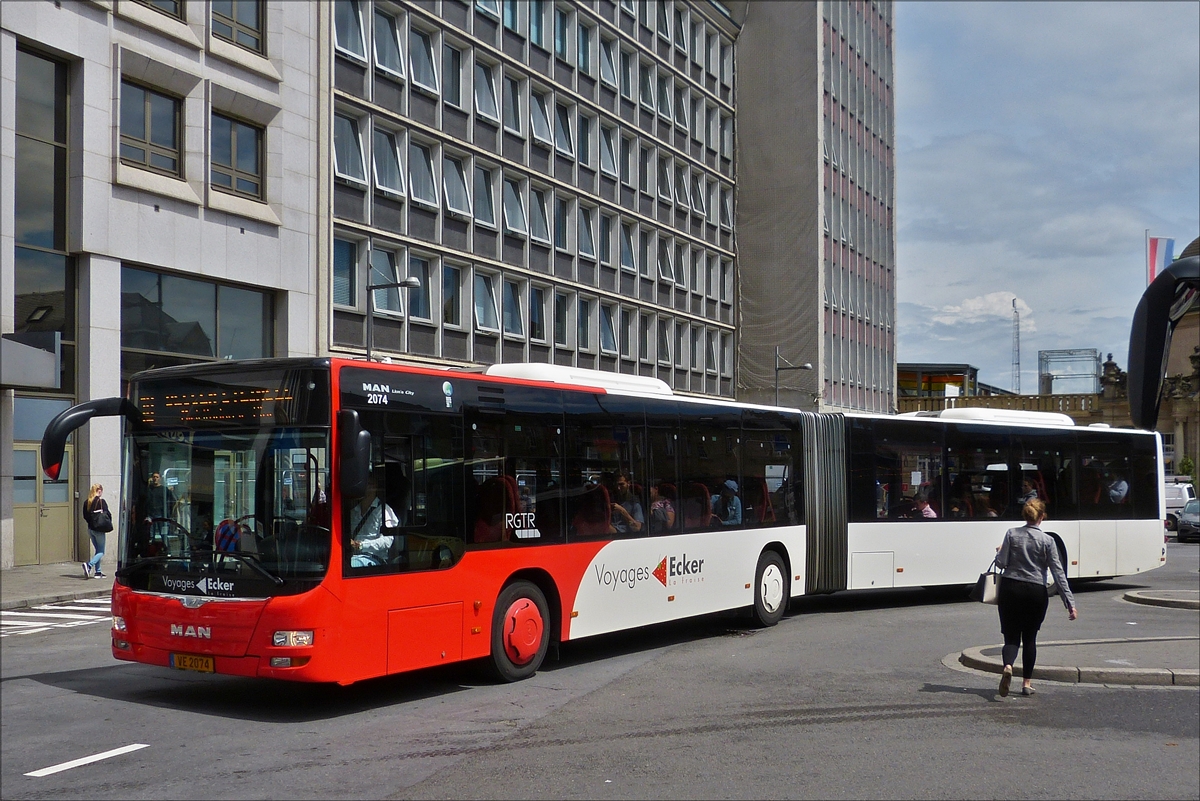 VE 2074, MAN Lion's City Gelenkbus, von Voyages Ecker, gesehen in der Stadt Luxemburg.  29.06.2017