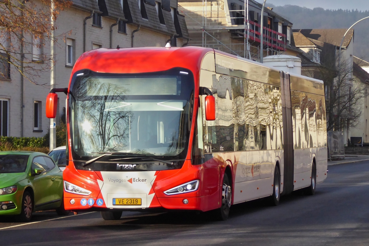VE 2319, Irizar Ie Gelenkbus von Voyages Ecker, unterwegs in Richtung Stadt Luxemburg, aufgenommen nahe dem Bahnhof von Lorentzweiler. 06.01.2020
