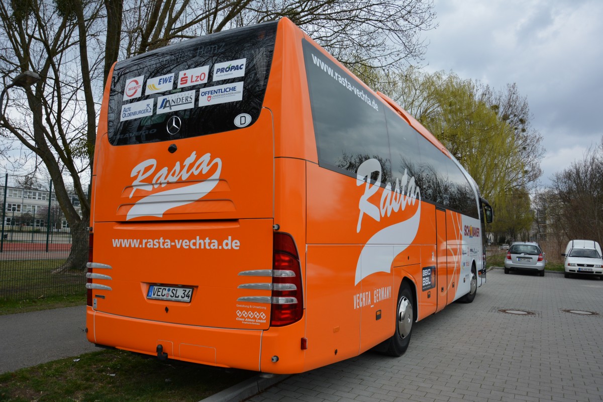 VEC-SL 34 steht in Teltow Elbestraße und wartet auf eine Mannschaft die gerade in der Sporthalle spielt. Aufgenommen am 23.03.2014.