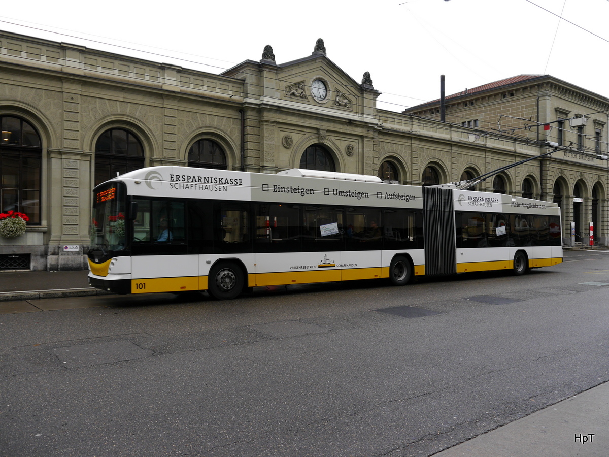 Verkehrsbetriebe Schaffhausen - Trolleybus Nr.101 bei den Bushaltestellen vor dem Bahnhof in Schaffhausen am 25.10.2016
