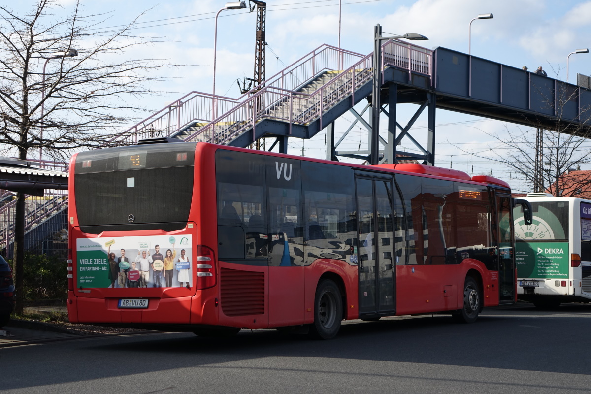 Verkehrsgesellschaft mbH Untermain (VU) / AB-VU 80 / Aschaffenburg, Hauptbahnhof/ROB / Mercedes-Benz O 530 Ü C2 / Aufnahemdatum: 08.04.2021 / Werbung: bfz Aschaffenburg (Heck)