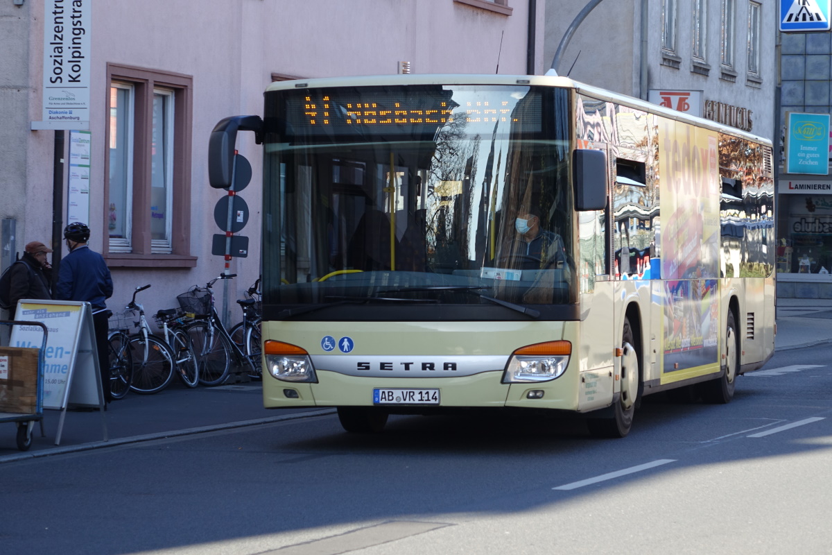 Verkehrsgesellschaft Vorspessart mbH / AB-VR 114 / Aschaffenburg, Kolpingstr. / Setra S 415 NF / Aufnahemdatum: 18.11.2020 / Werbung: tedox Renovierungs-Discounter (TB)