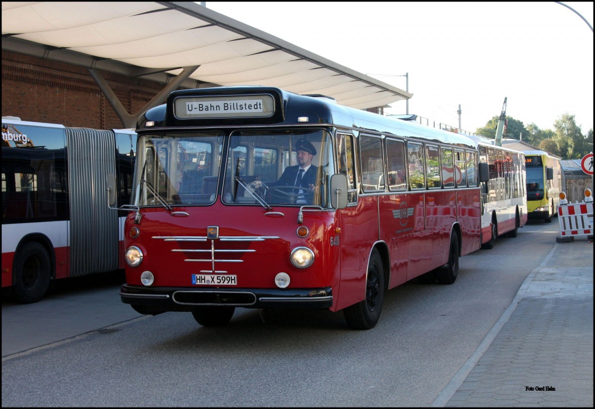 Verkehrshistorischer Tag in Hamburg am 11.10.2015:
Büssing Präsident 14 der HVV erreicht den S und U-Bahnhof HH - Barmbeck.