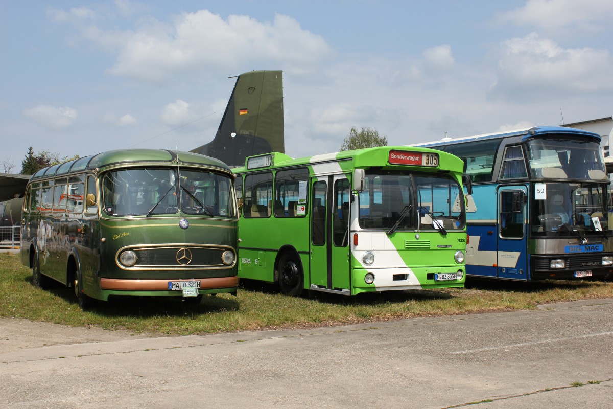 Verschiedene Busse am 26.04.2014 am Technikmuseum Speyer, darunter ein O305 der Üstra Hannover, ein Neoplan Reisebus aus den 70ern und ein (ich schätze?) Mercedes-Benz O321 H aus den 50ern.