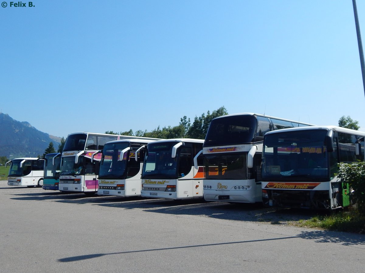 Verschiedene Setra Überland- und Reisebusse und ein Neoplan Skyliner von Komm mit Reisen aus Deutschland in Ofterschwang am 08.08.2015