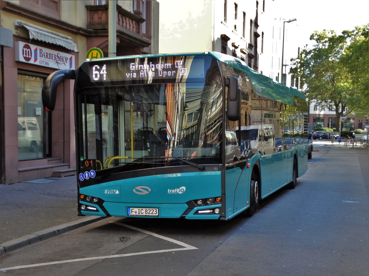 VGF/ICB Solaris Urbino 12 Wagen 223 am 14.10.17 in Frankfurt am Main Basler Platz auf der Linie 64