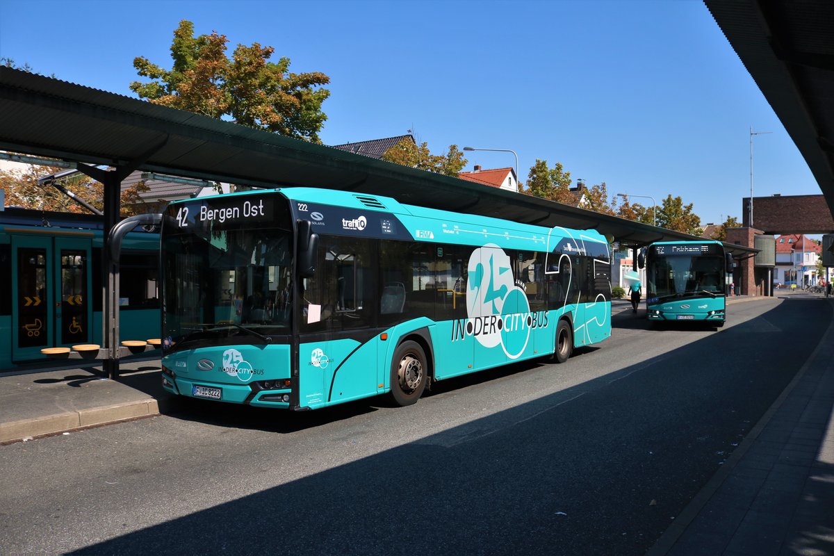 VGF/ICB Solaris Urbino 12 Wagen 222 mit 25 Jahre ICB Werbung und Wagen 212 am 19.08.18 in Frankfurt am Main Enkheim 