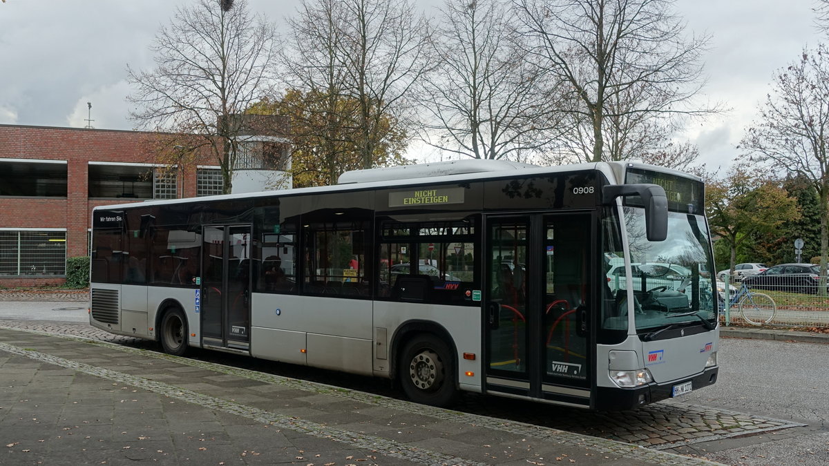 VHH 0908 (HH-NK 1272) (EvoBus O 530, Facelift, EZ 06.2009) am 30.10.2019, Pause am U-Bahnhof Steinfurther Allee