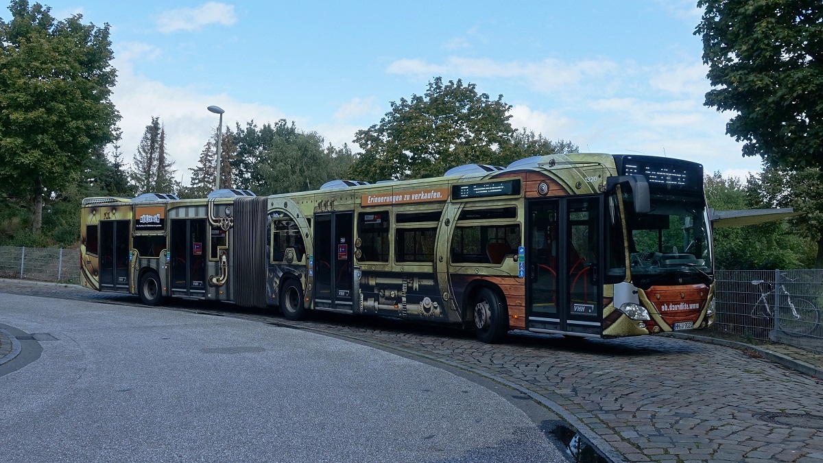 VHH 1320 (HH-V 9020) am 13.9.2019, Pause an der Station U-Steinfurther Allee, / EvoBus MB O 530 G C2, 4-türig, Baujahr 2013 /