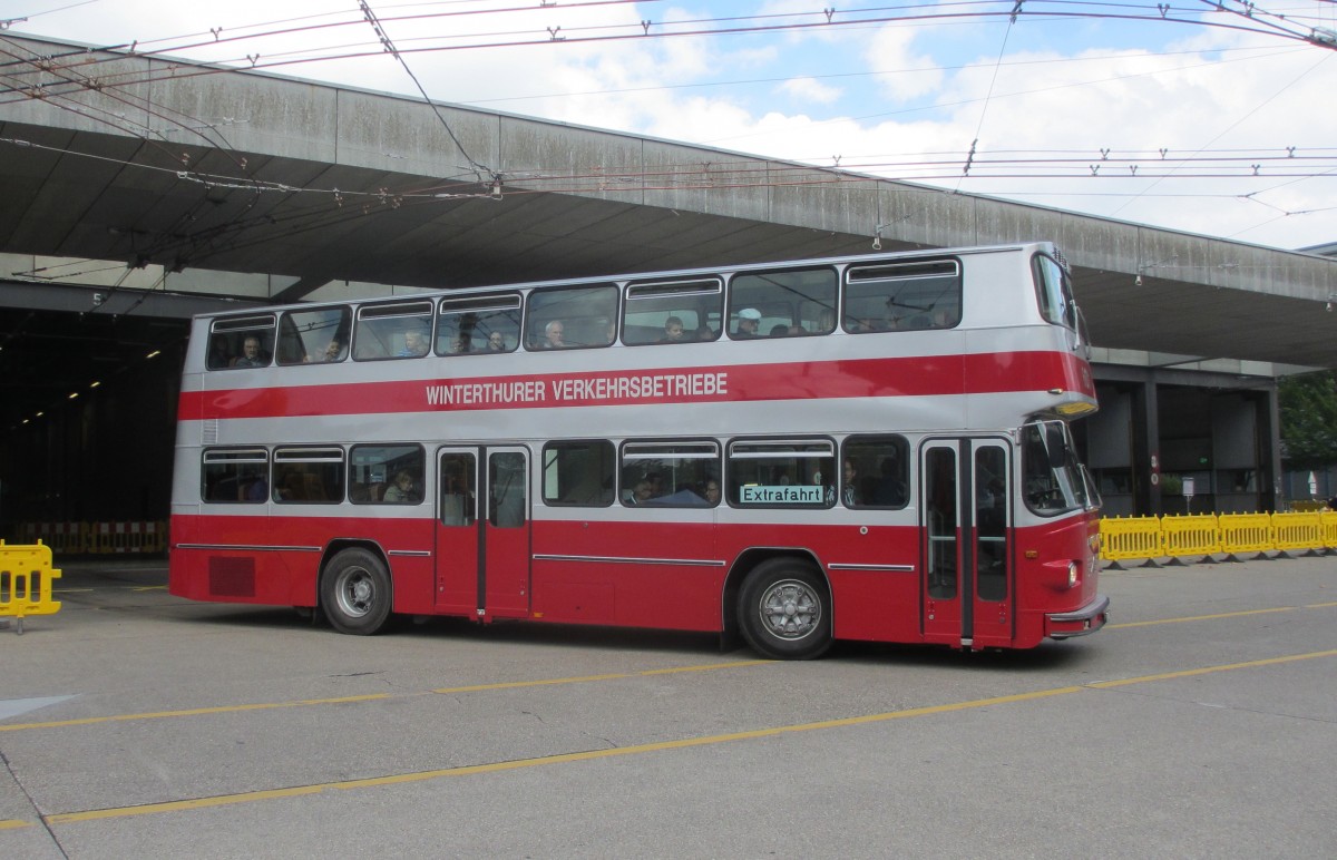 Viel Andrang auch bei den Extrafahrten des Doppeldeckers (Büssing, 1971) am 26.9.2015. Mit der Erweiterung und Erneuerung beim Depot Grüzefeld sind nun alle Fahrzeuge (und Büro's) von Stadtbus Winterthur an einem Standort untergebracht.