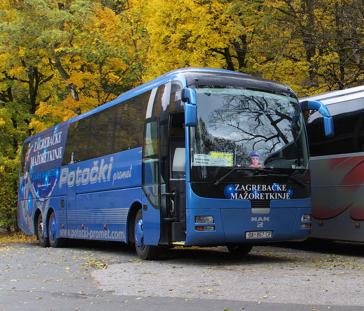 Viele Reisegruppen besuchen per Bus Schloss Linderhof. MAN Lion´s Coach hat Touristen aus Zagreb nach Oberbayern gebracht. 09.10.2015