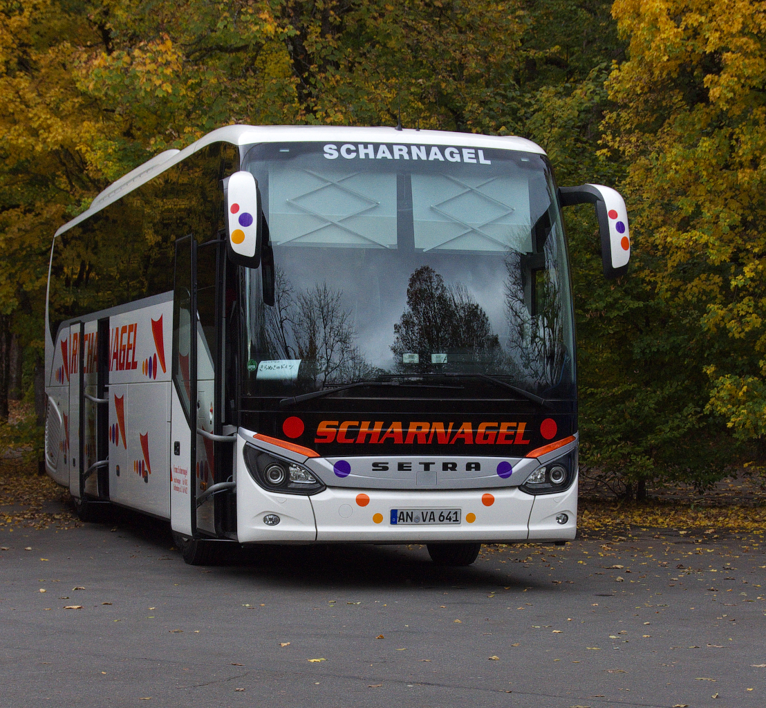 Viele Reisegruppen besuchen per Bus Schloss Linderhof. Ein Setra der Firma Scharnagel Reisen wartet auf seine Fahrgäste, die noch beim Schloßbesuch weilen. 09.10.2015
