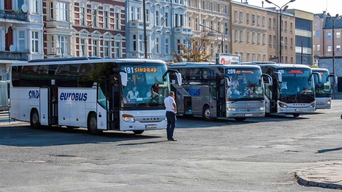 Vier Busse von 'SINDBAD eurobus' stehen wunderbar aufgestellt in Opole Główne (Hauptbahnhof). Darunter zwei Setras aus der 400er Serie, ein Setra aus der 500er Serie und ein Mercedes-Benz Tourismo. Wagennummern von links nach rechts: 191, 201, 101, unbekannt. | Juli 2018