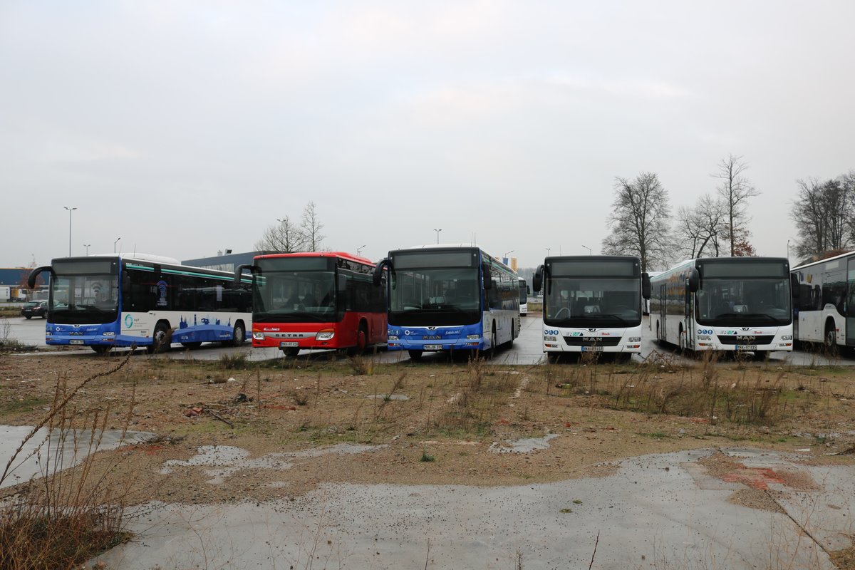 Vier RackTours MAN Lions City und ein Setra Überlandbus am 31.12.18 in Erlensee auf dem ehemaligen Fliegerhorst der US Army. Dort stehen viel Busse von RackTours und BRHVias Bus. Ich durfte durch Nachfrage eines Mitarbeiters Fotos machen 