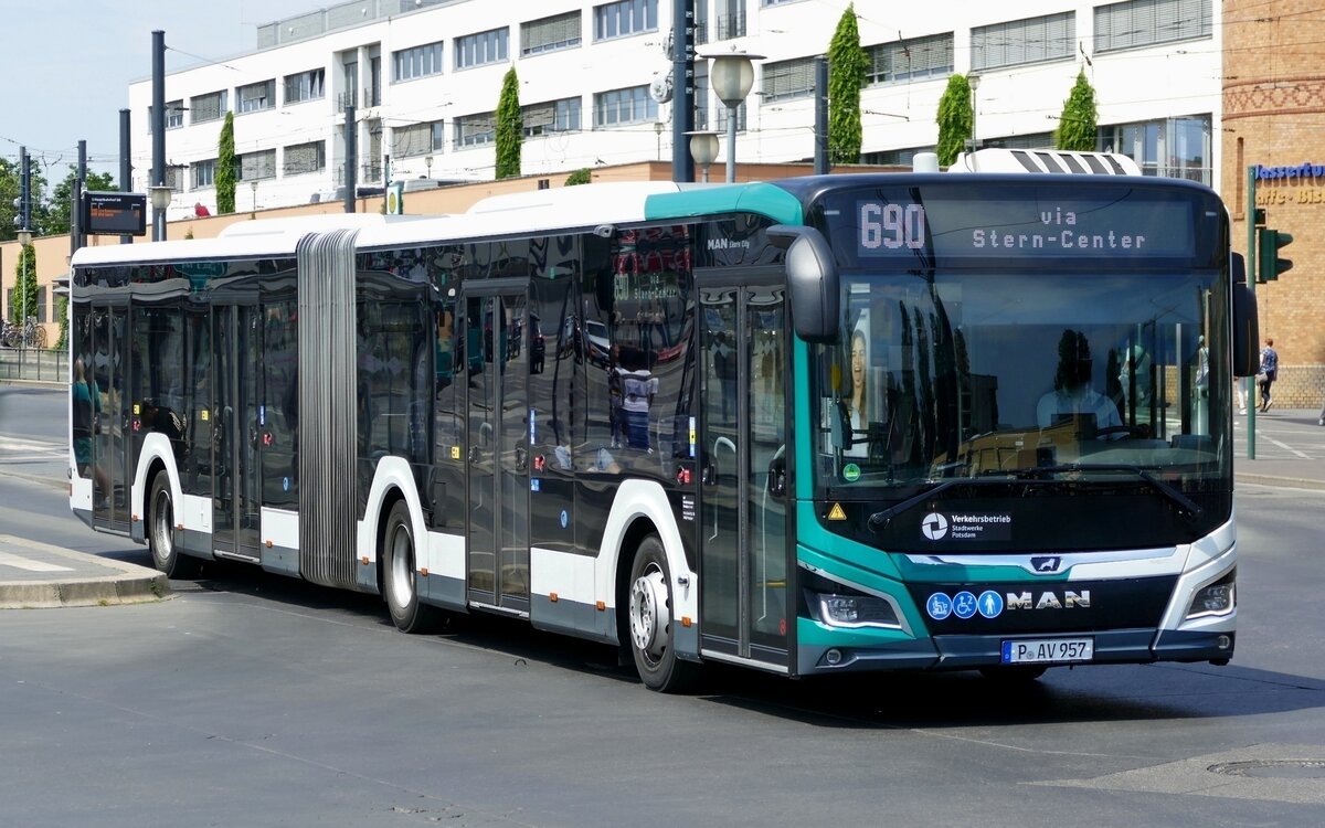 VIP-Verkehrsbetrieb in Potsdam- mit dem MAN New Lion's City NG360 18C (Nr.957). Potsdam-Hbf. im Juni 2023.