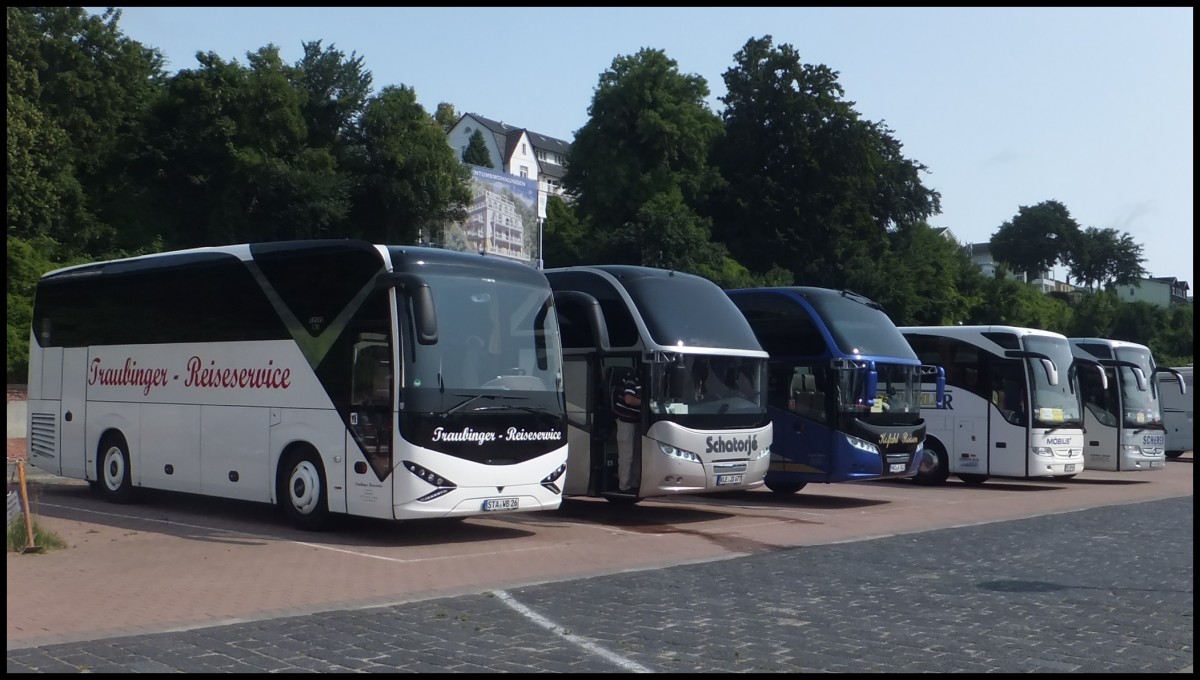 Viseon C10, zwei Neoplan Cityliner und zwei Mercedes Tourismo aus Deutschland im Stadthafen Sassnitz am 09.07.2013