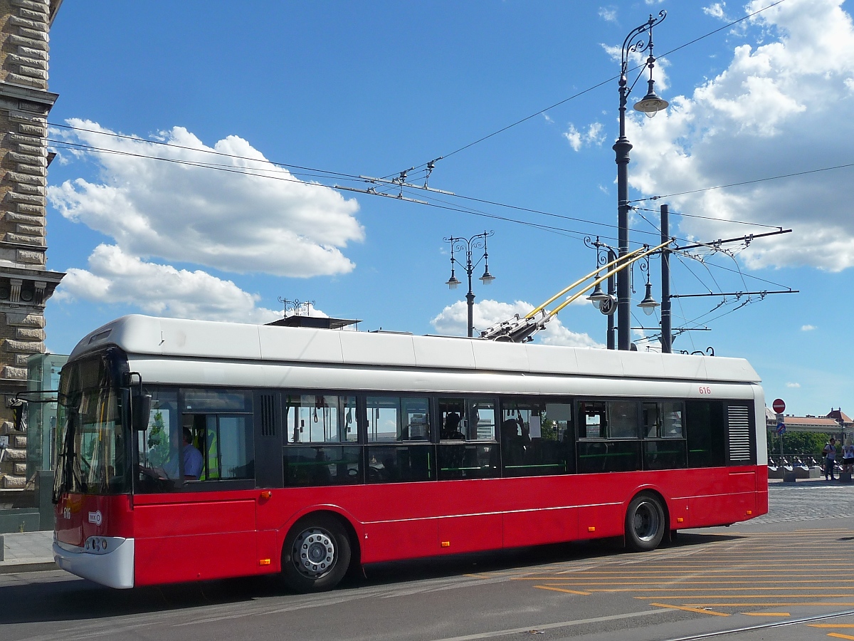 Völlig lautlos und überraschend kommt O-Bus 616 (Solaris Trollino 12) der KBV (Budapesti Közlekedési Zártkörűen Működő Részvénytársaság) um die Ecke gefahren.
Budapest, 18.6.2016