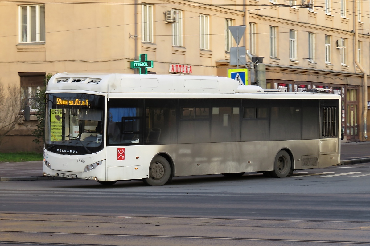Volgabus 7546 der Linie 59 in St. Petersburg, hinter dem Haus der Sowjets (Дом Советов), am 05.11.2017
