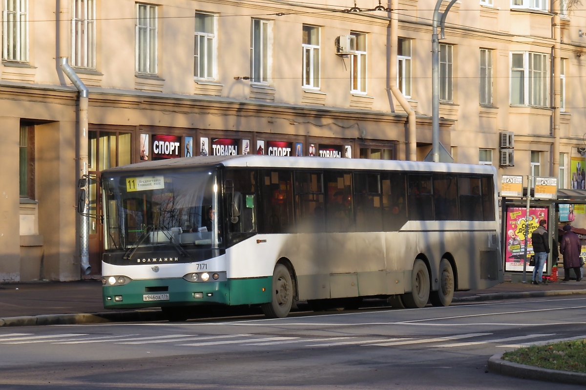 Volgabus (alter Name: Volzhanin) 7171 der Linie 11 in St. Petersburg, hinter dem Haus der Sowjets (Дом Советов), am 05.11.2017