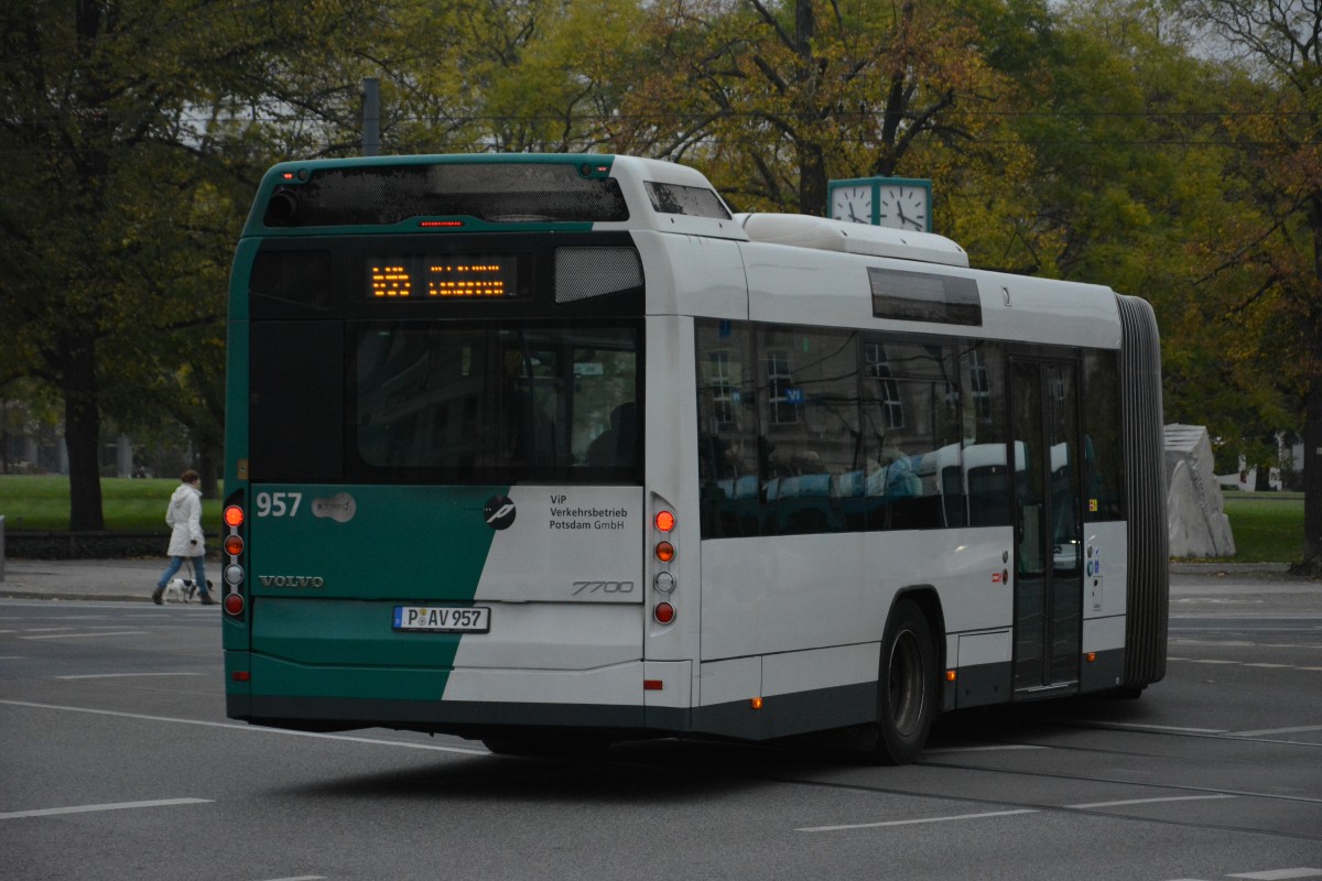 Volvo 7700 der VIP mit dem Kennzeichen P-AV 957 auf der Linie 695 zum Bahnhof Pirscheide. Nächster Halt, Potsdam Platz der Einheit.
