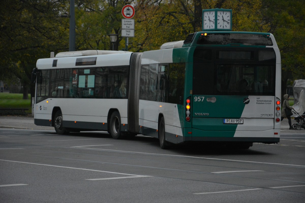 Volvo 7700 der VIP mit dem Kennzeichen P-AV 957 auf der Linie 695 zum Bahnhof Pirscheide. Nächster Halt, Potsdam Platz der Einheit.
