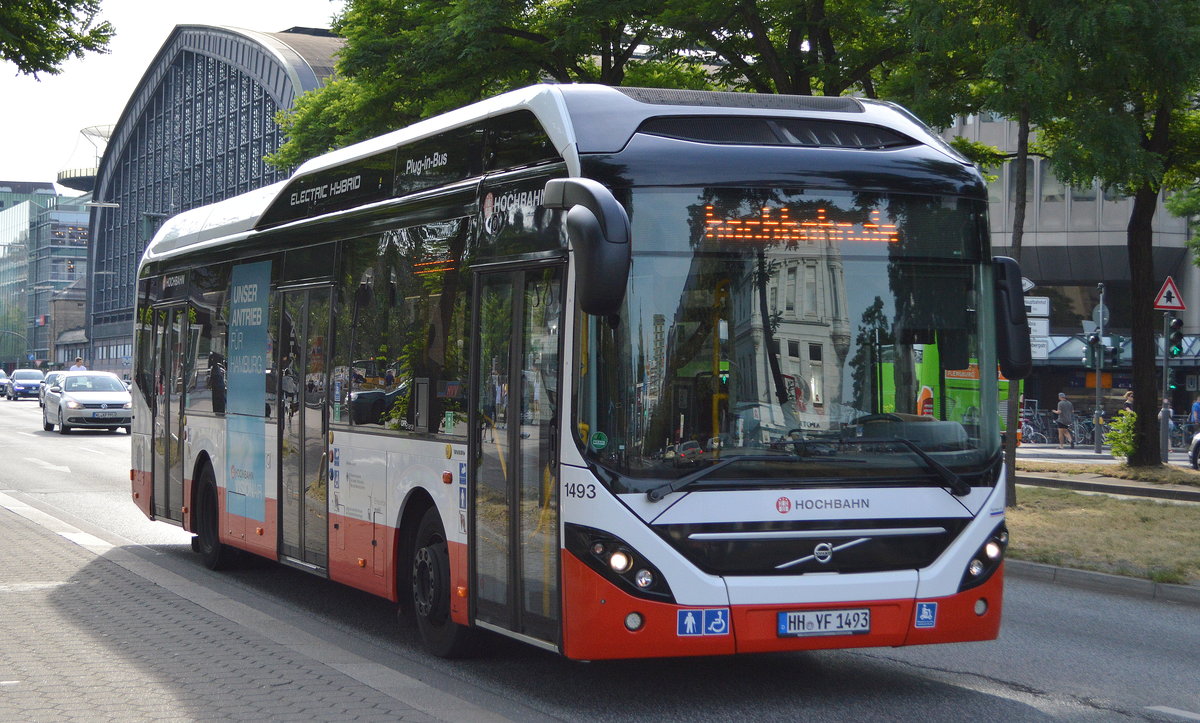 Volvo 7900 Electric Hybrid der Hamburger Hochbahn AG Wagen 1493 am 25.06.19 Nähe Hamburg ZOB. 