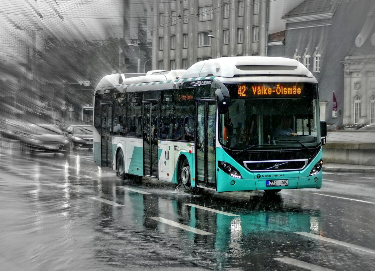 Volvo 7900 Hybrid, # 1772 (772 TAK) von tlt -Tallinn Linnatranspordi A/s auf der Route 42, Tallinn -Stadt im August 2017.