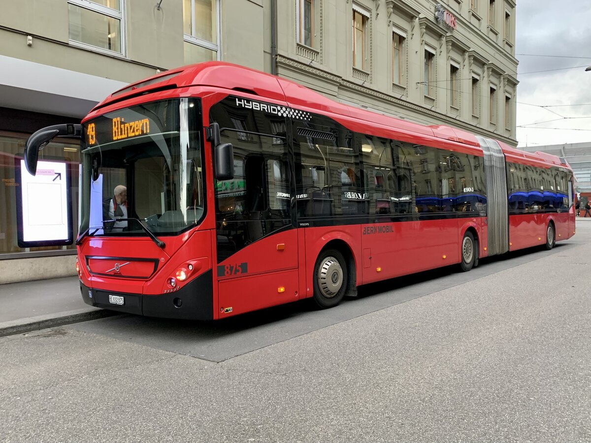 Volvo 7900 Hybrid 875 von BERNMOBIL am 24.2.22 beim Bahnhof Bern.