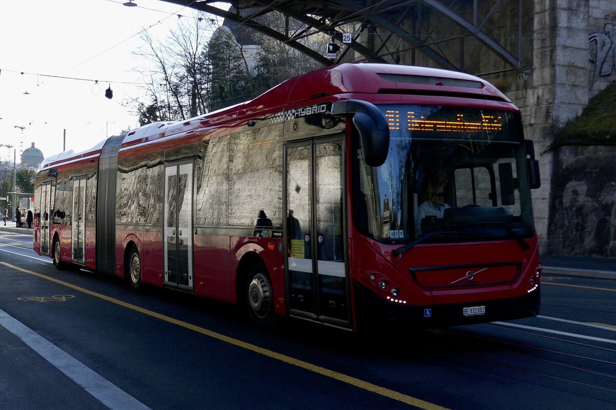 Volvo 7900 Hybrid 882 von BERNMOBIL am 26.2.22 in der Kronhausstrasse.