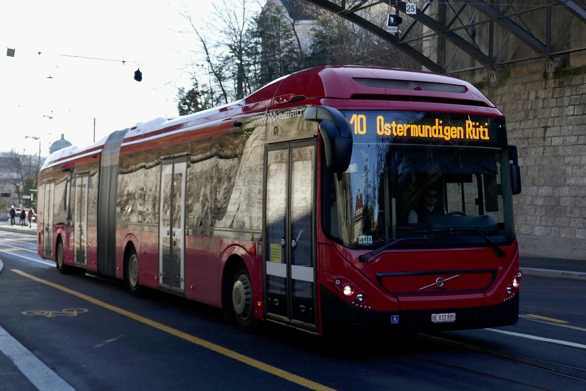 Volvo 7900 Hybrid 885 von BERNMOBIL am 26.2.22 in der Kornhausstrasse.