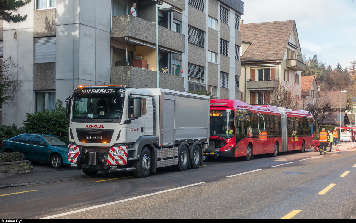 Volvo 7900 Hybrid BERNMOBIL 872 wird am 1. Dezember 2018 nach Ölverlust in der Könizstrasse vom Betriebseigenen Pannendienst abgeschleppt.