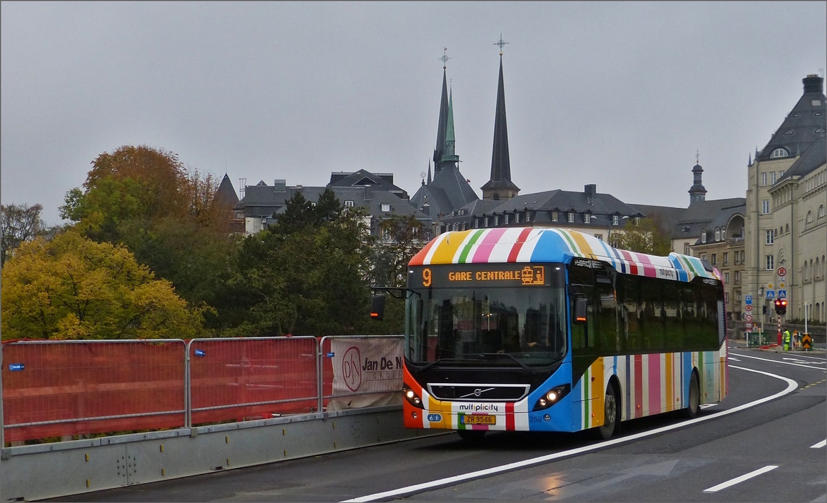 Volvo 7900 Hybrid vom VDL, auf der neuen Streckenführung in Richtung Hauptbahnhof aus der Oberstadt der Stadt Luxemburg kommend.  06.11.2019
