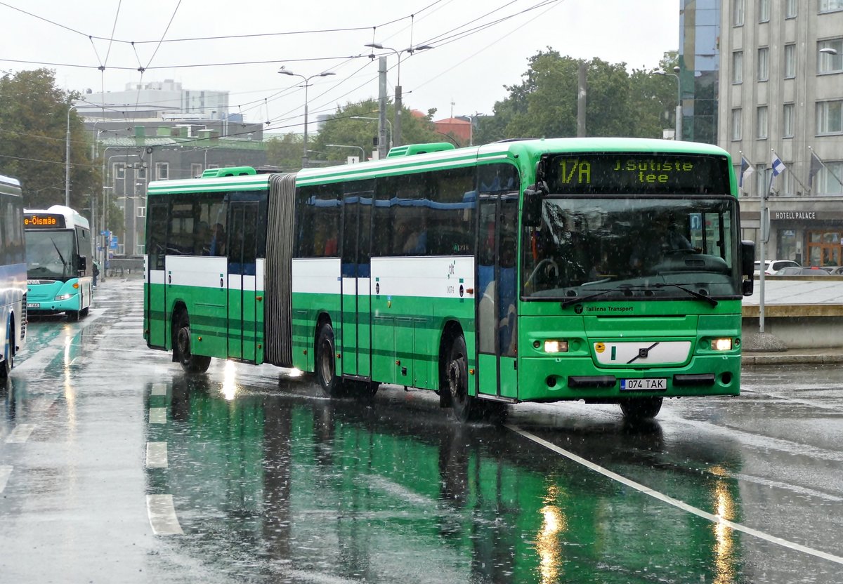 Volvo 8500 A, Bj.2005, #1074 (074 TAK) der tlt -Tallinna Transport auf der Route 17A in Tallinn Stadt im August 2017.