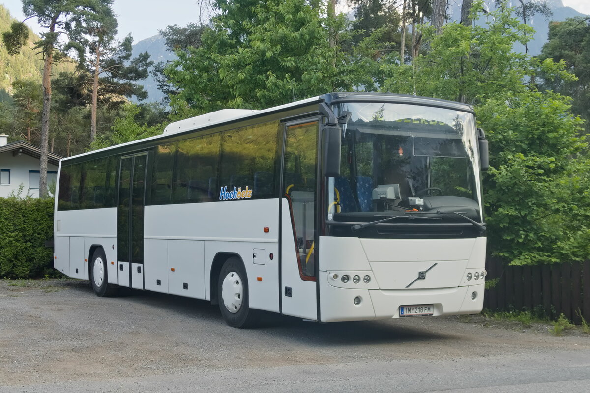 Volvo 8700 (IM-216FM) abgestellt in Ötztal-Bahnhof. Aufgenommen 15.6.2021.