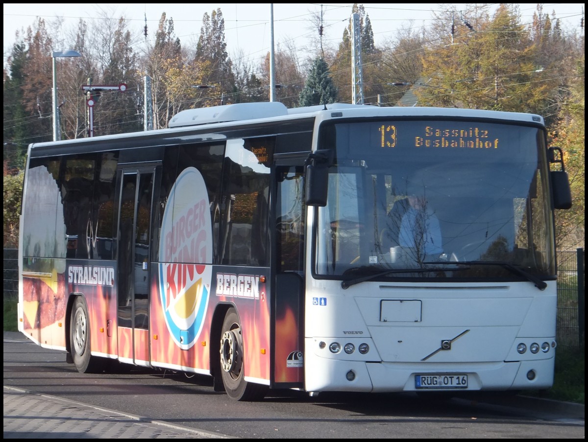 Volvo 8700 der Oppermann Transporte aus Deutschland in Sassnitz am 31.10.2013