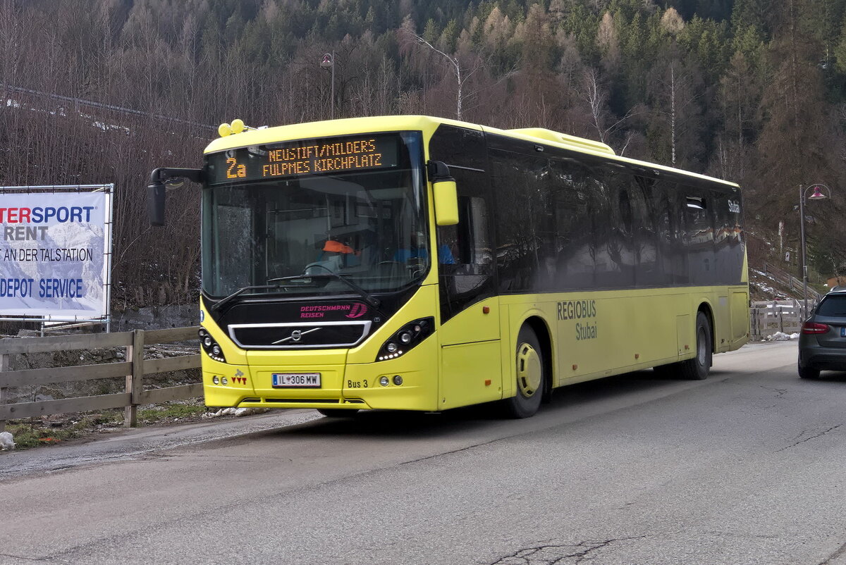 Volvo 8900 von Deutschmann (Bus 3, IL-306MW) als Skibus Schlick Linie 2a in Fulpmes, Fachschulstraße. Aufgenommen 7.3.2024.