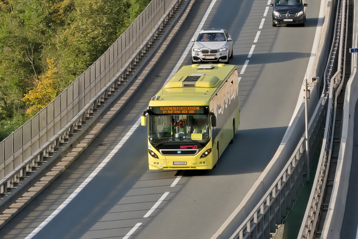 Volvo 8900 von Deutschmann (IL-305MW) als Schienenersatzverkehr der Brennerbahn auf der Bergiselbrücke der Brennerautobahn. Aufgenommen 14.8.2023.