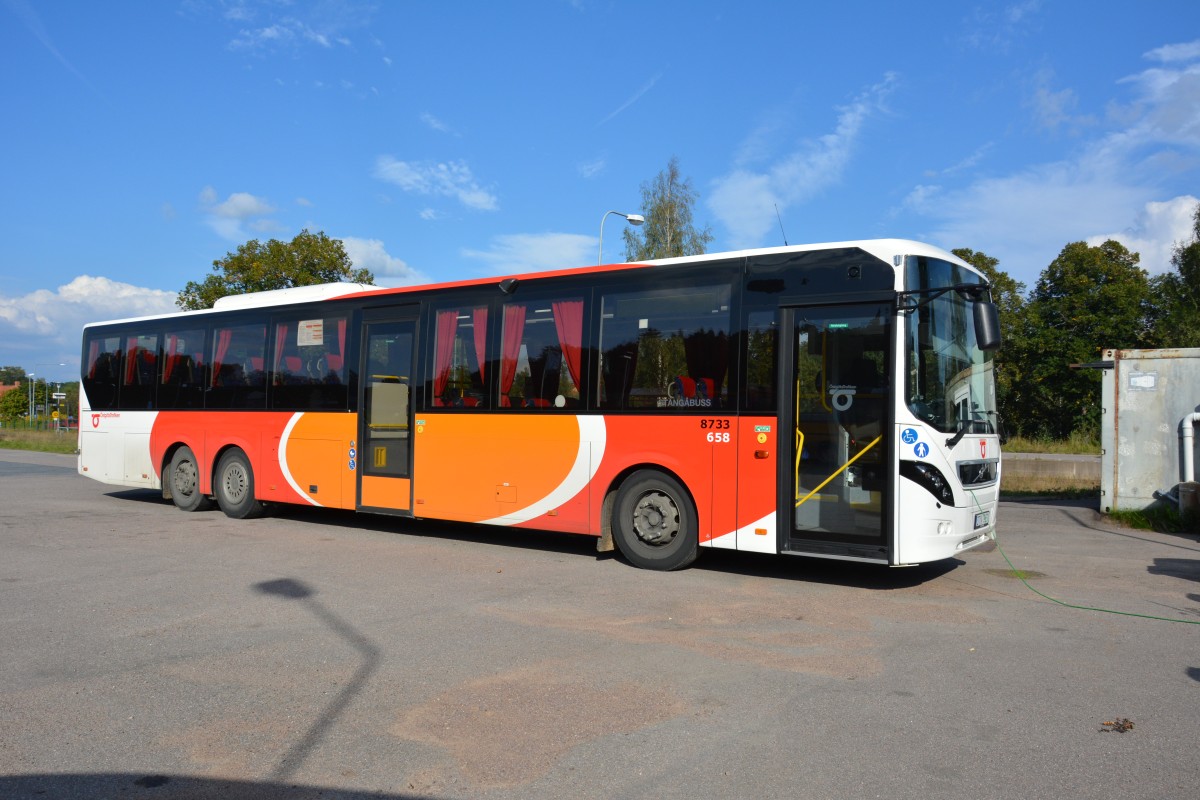 Volvo 8900 mit dem Kennzeichen DTN 962 abgestellt am Bahnhof Kisa am 12.09.2014.