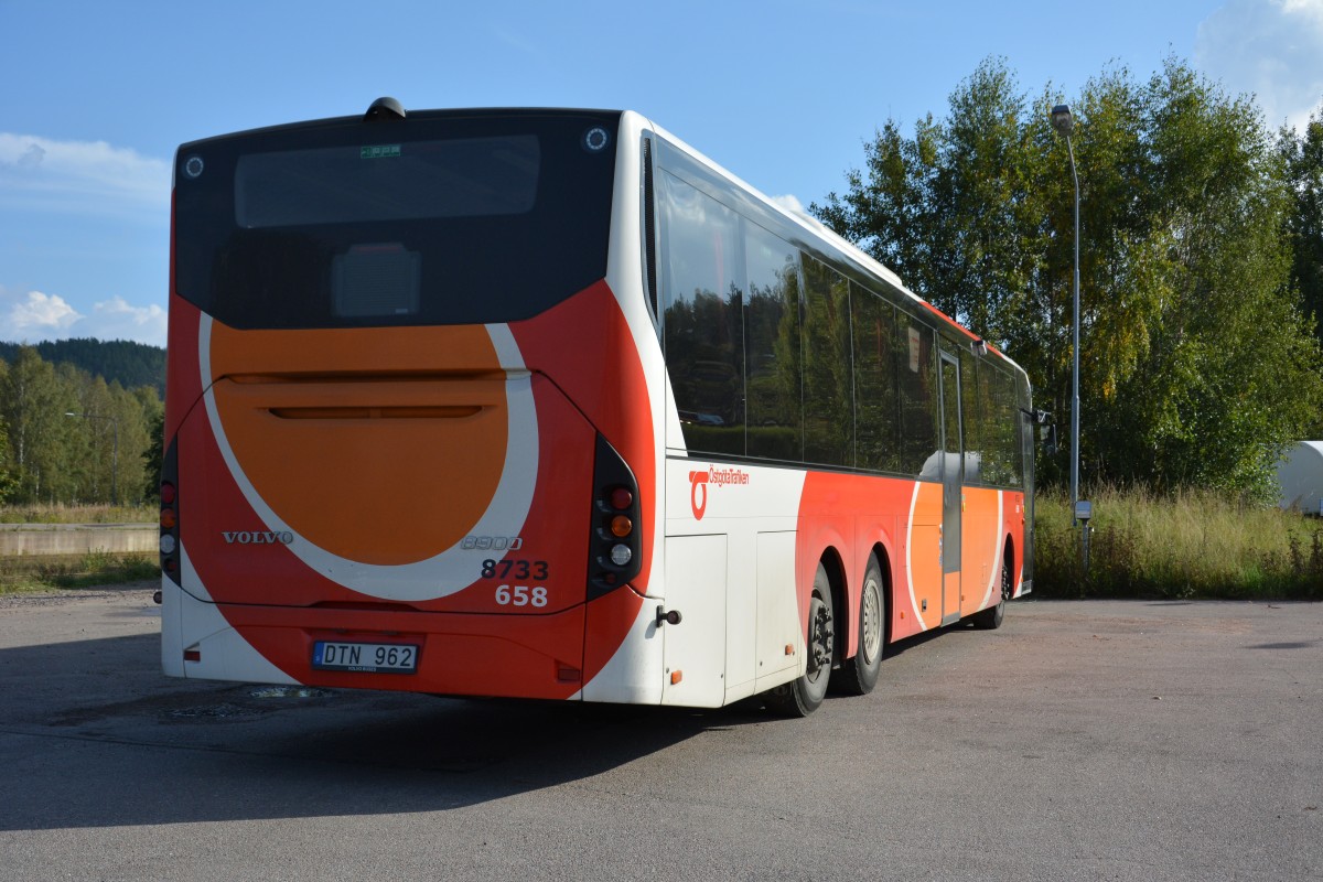Volvo 8900 mit dem Kennzeichen DTN 962 abgestellt am Bahnhof Kisa am 12.09.2014.