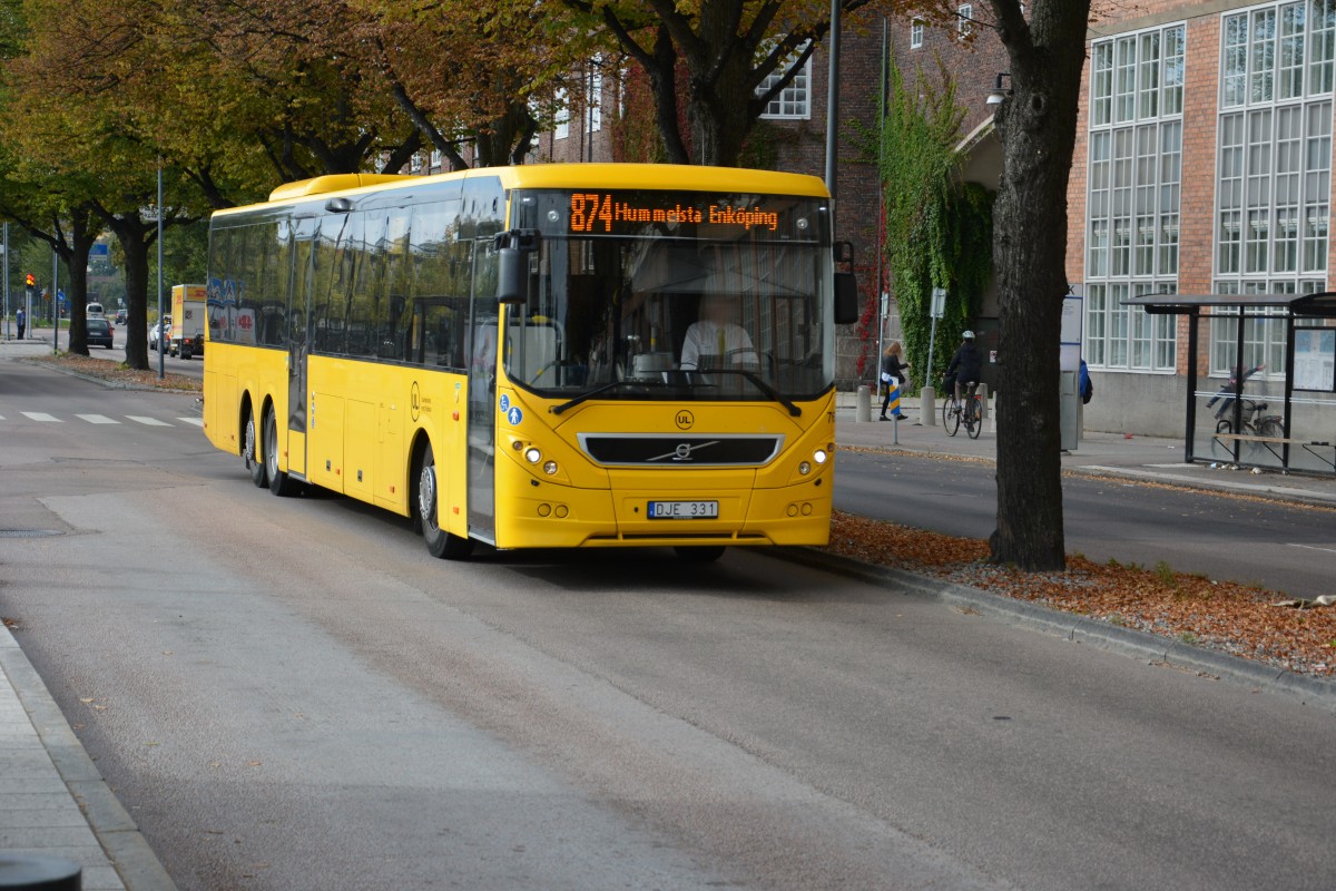 Volvo 8900 mit dem Kennzeichen DJE 331 (aus Uppsala län) auf der Überlandlinie 874 am Busbahnhof Västerås am 17.09.2014.