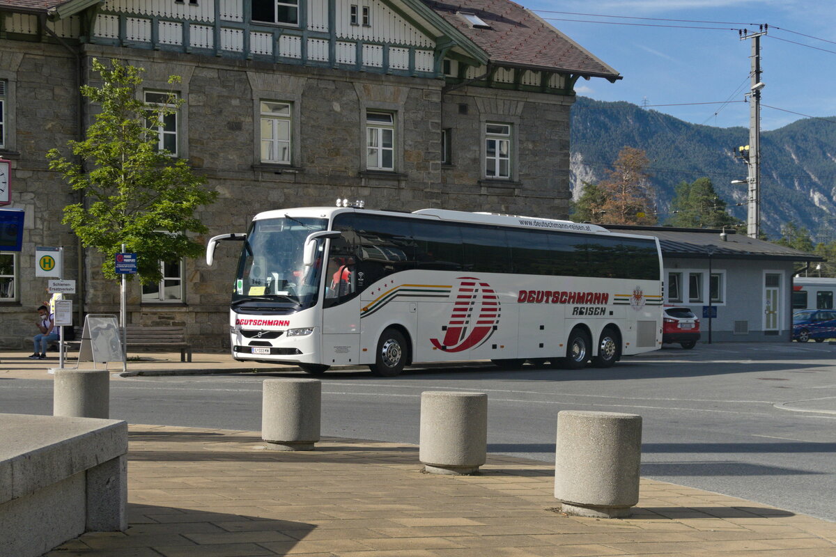 Volvo 9700 von Deutschmann (IL-333MW) als Schienenersatzverkehr für die Arlbergbahn am Bahnhof Ötztal. Aufgenommen 15.6.2021.